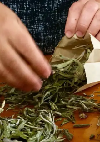 بسته‌بندی گیاهان دارویی و ادویه جات به صورت کاربردی برای فروش آنلاین
